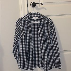 Woman’s vineyard vine button down